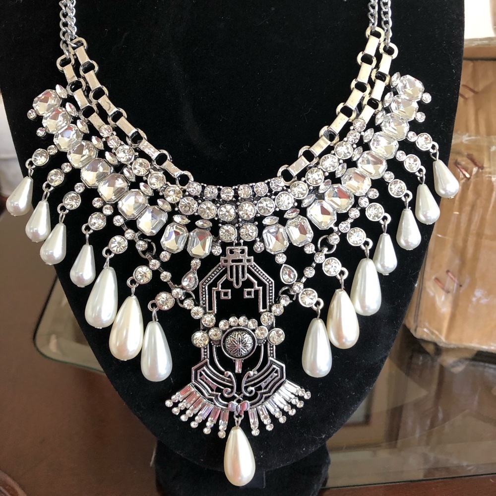 ⬇️Price-drop ⬇️New Vintage bib necklace